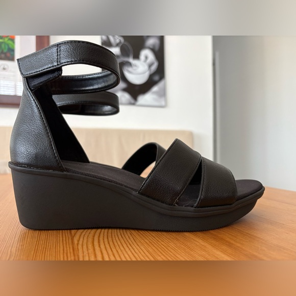 NATURALIZER STRAPPY BLACK FAUX LEATHER OPEN TOE BLACK SANDAL 7.5 LIKE NEW - Picture 3 of 12